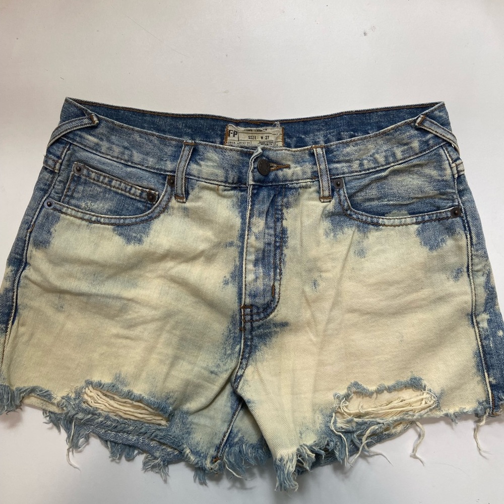 Free people Jean shorts bleach wash super cute size 27